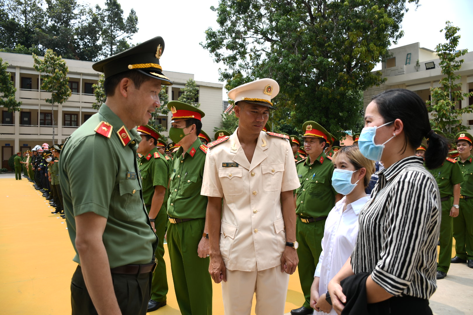 Công bố quyết định thăng quân hàm vượt cấp cho người hùng cứu nhiều người đuối nước - Ảnh 9.