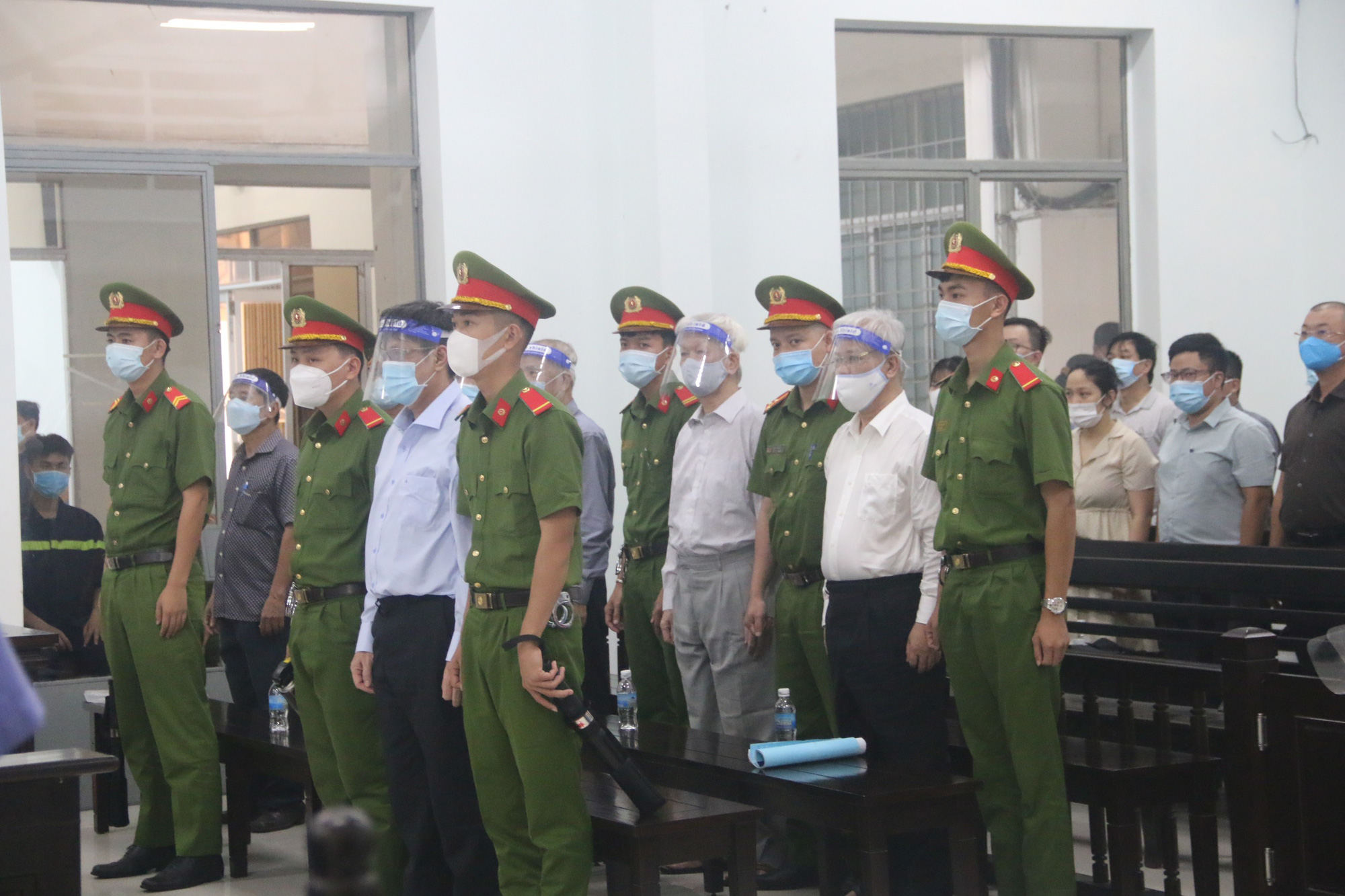 2 cựu Chủ tịch UBND tỉnh Khánh Hòa lãnh tổng cộng 10 năm tù - Ảnh 1.