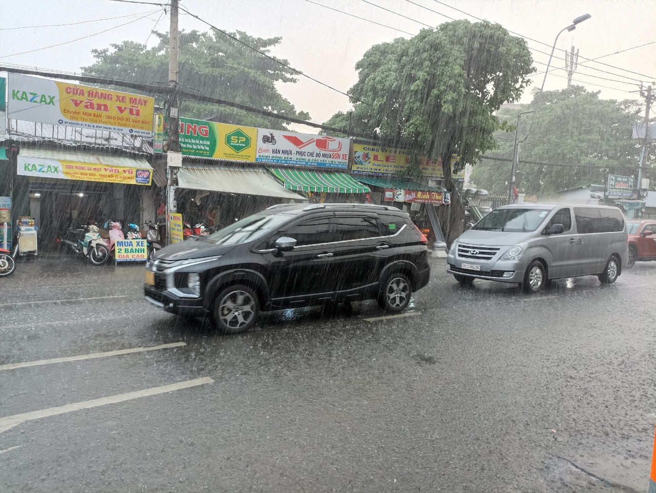 TP HCM mưa lớn sau những ngày nắng nóng, nhiều tuyến đường ùn tắc - Ảnh 3.