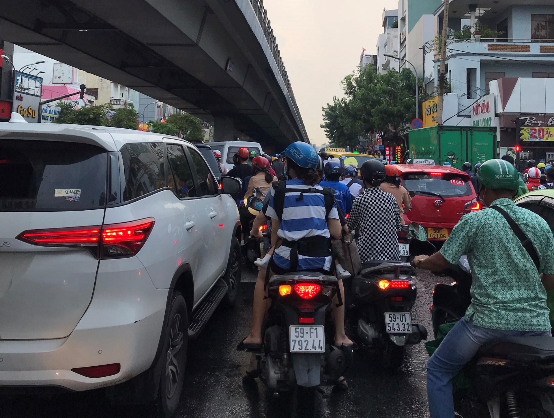 Dân mạng liên tục than vãn về tình cảnh kẹt xe từ miền Tây lên Sài Gòn   Cộng đồng mạng