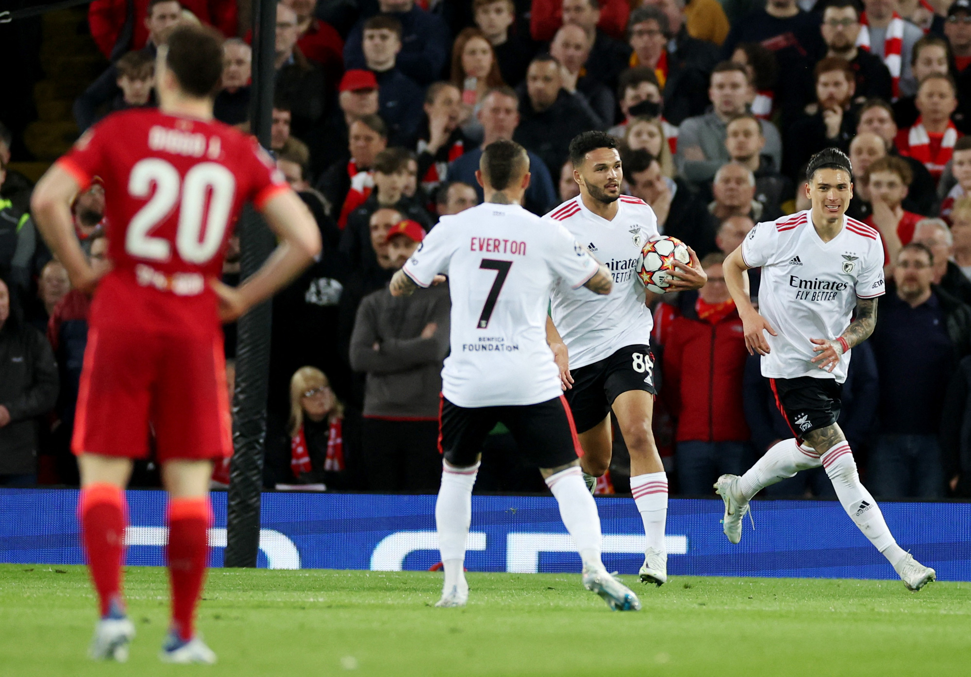 Tiệc bàn thắng mãn nhãn, Liverpool chặn bước Benfica ở tứ kết - Ảnh 3.