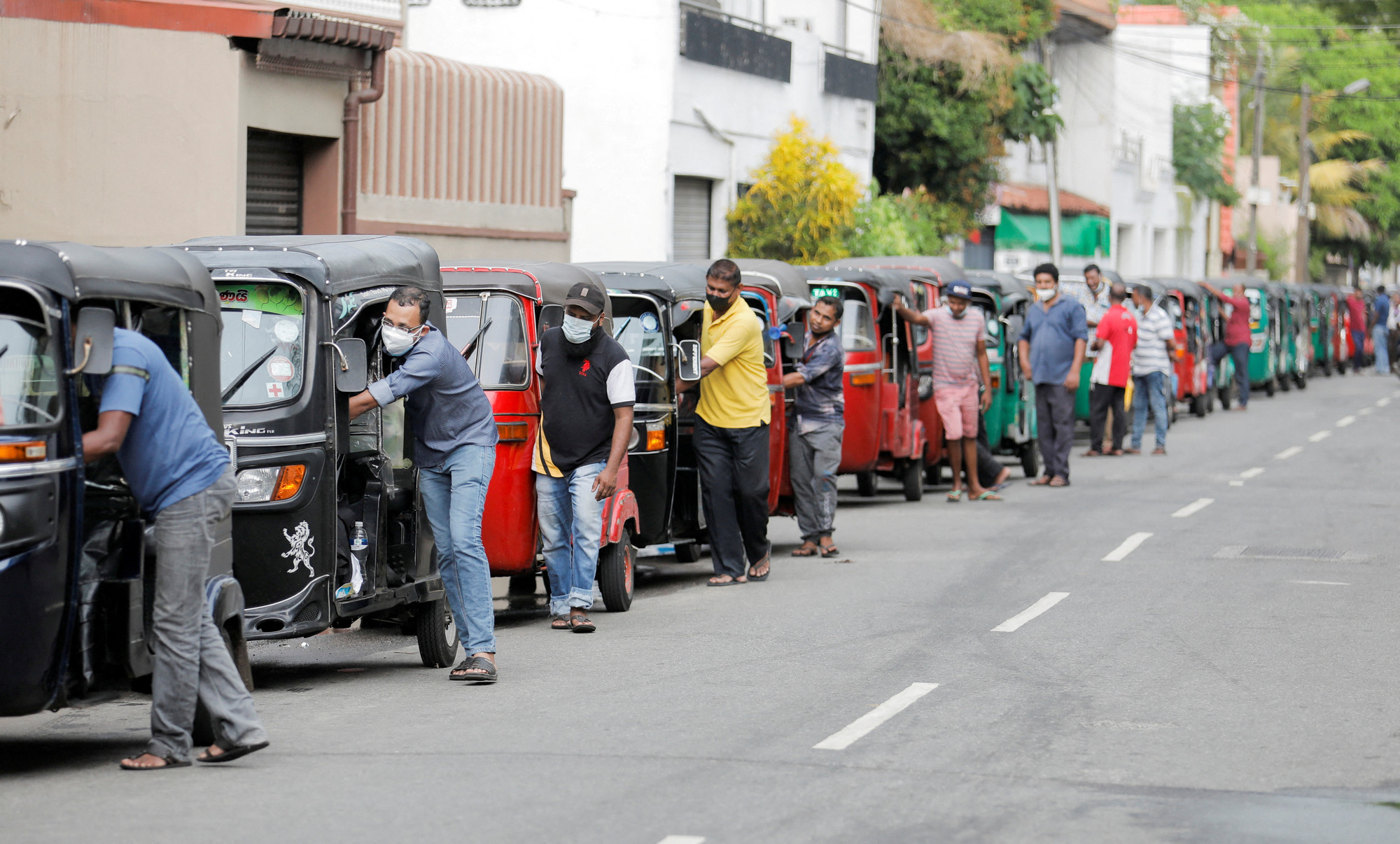 As the world's largest creditor, it is also difficult for China to save Sri Lanka - Photo 1.