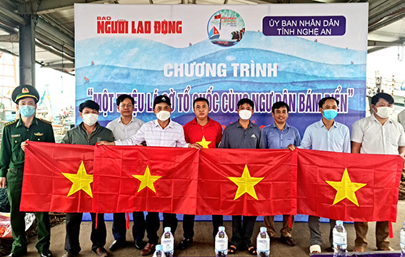 Trao 5.000 lá cờ Tổ quốc cho ngư dân Nghệ An - Ảnh 1. Trao 5.000 lá cờ Tổ quốc cho ngư dân Nghệ An - Ảnh 1.