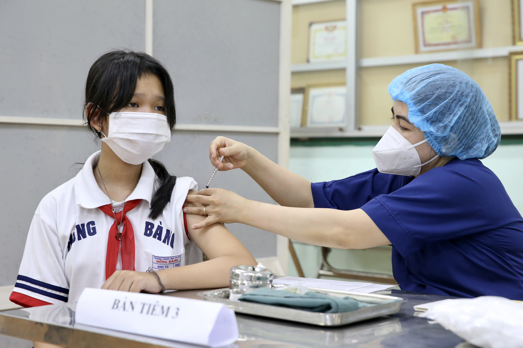 TP HCM: Khoảng 30.000 học sinh lớp 6 được tiêm ngừa vắc-xin Covid-19 - Ảnh 7.