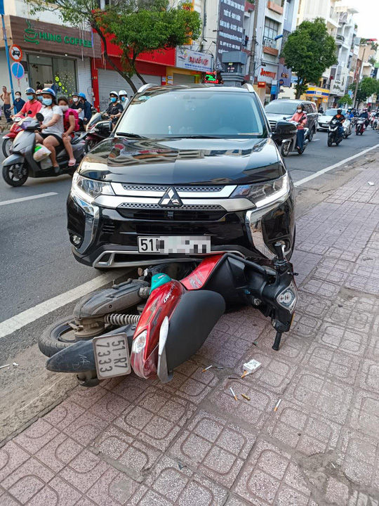 Giảng viên đại học lao thẳng ôtô vào kẻ cướp ở TP HCM - Ảnh 1.