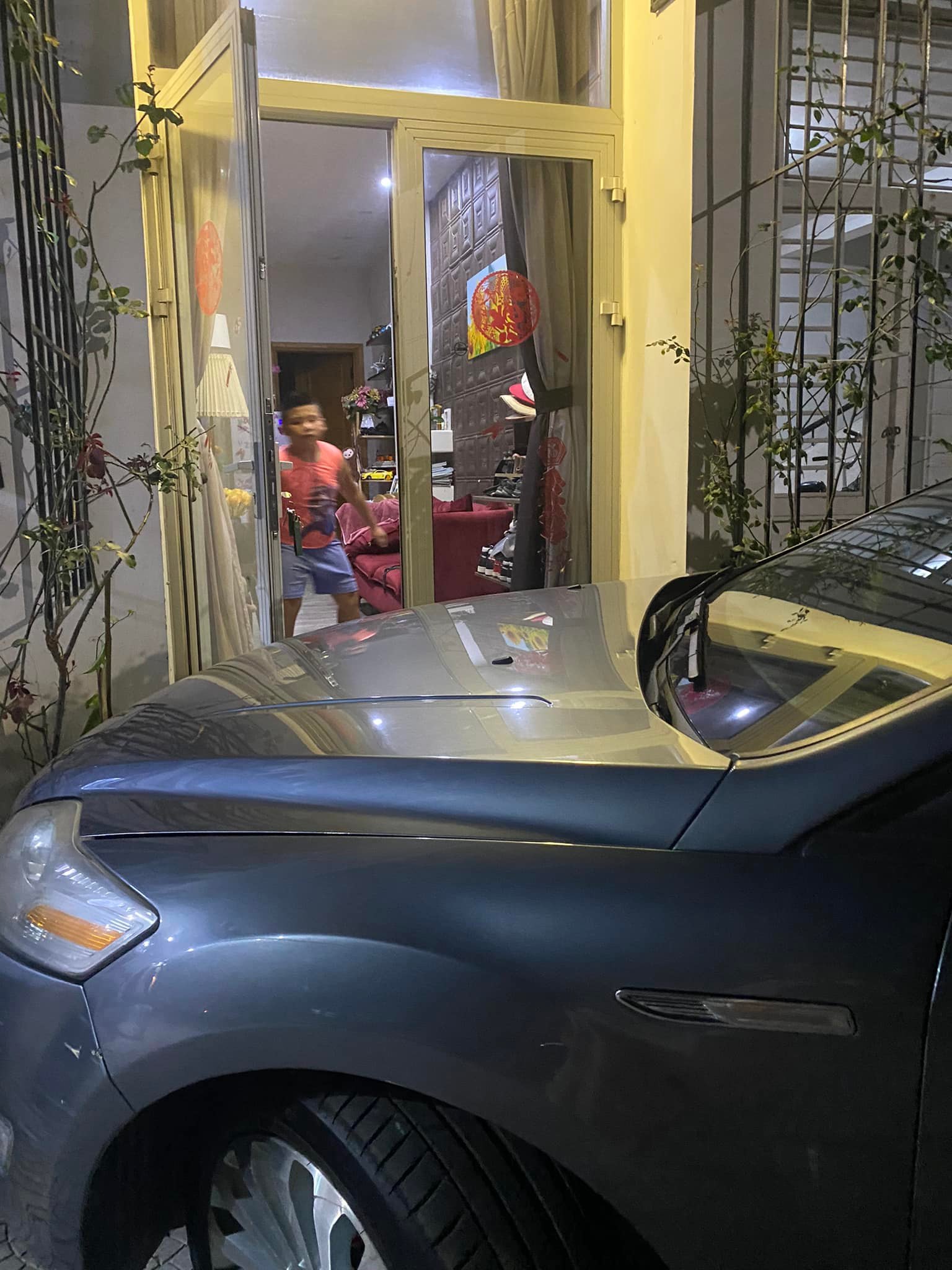 Phó phòng Sở Nội vụ tỉnh Thừa Thiên – Huế thách thức người phụ nữ khi bị phản ánh đậu xe chắn cửa nhà? - Ảnh 4.