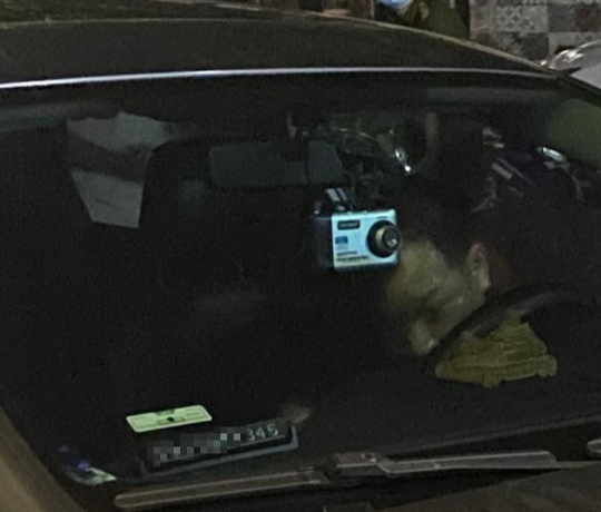 Phó phòng Sở Nội vụ tỉnh Thừa Thiên – Huế thách thức người phụ nữ khi bị phản ánh đậu xe chắn cửa nhà? - Ảnh 5.