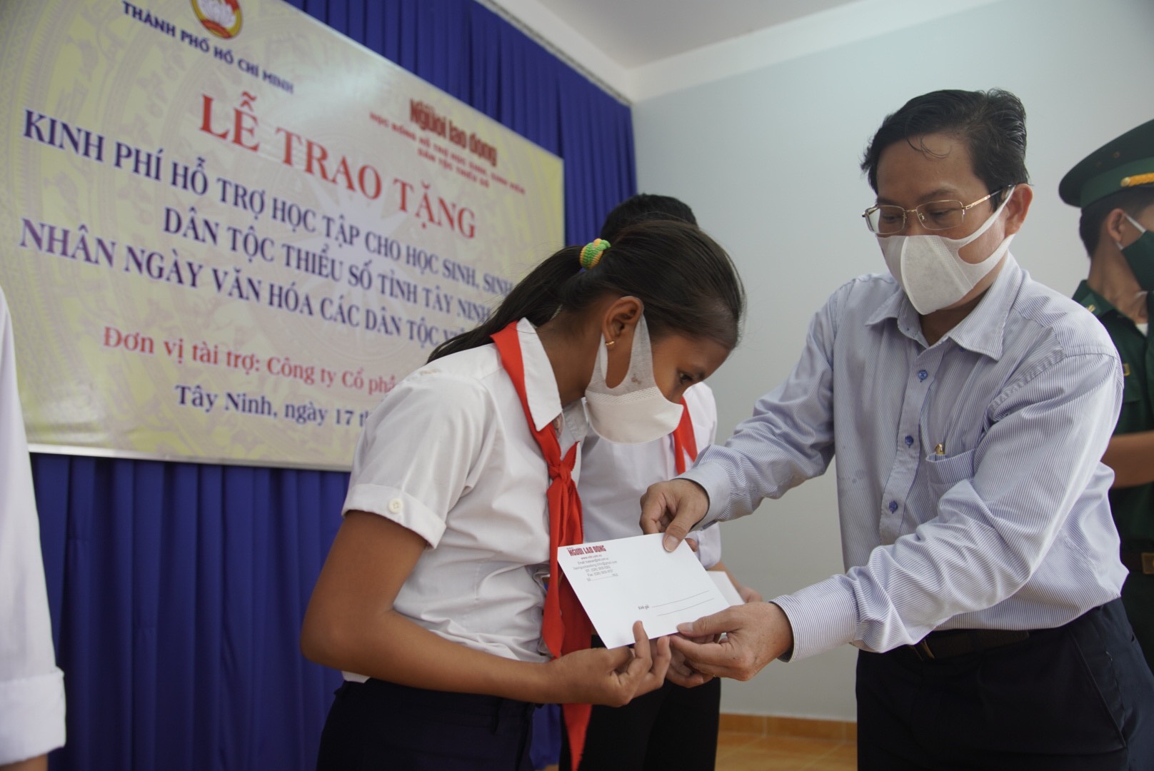 Học bổng đến với học sinh dân tộc thiểu số vùng biên giới Tây Ninh - Ảnh 2.