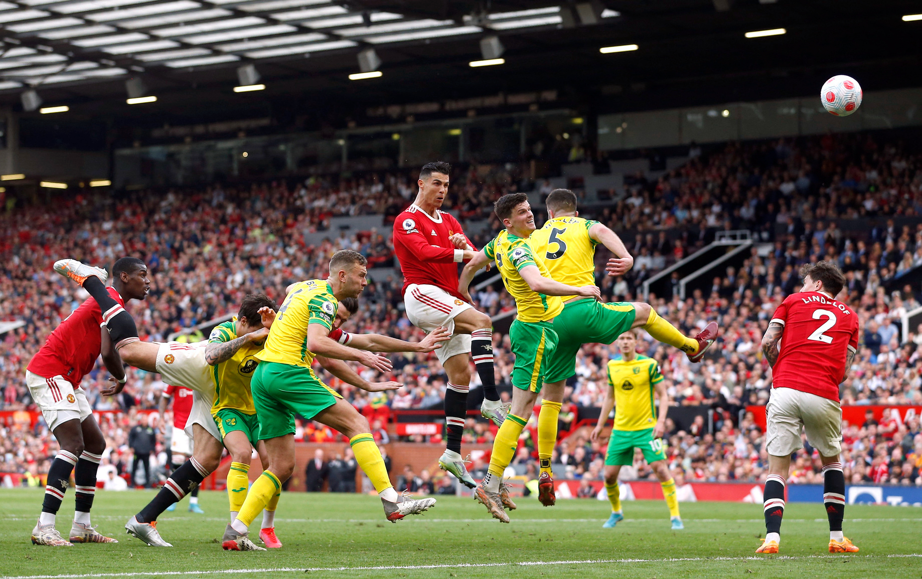 Cú hat-trick thứ 60 của Ronaldo đưa Man United trở lại đường đua - Ảnh 3.