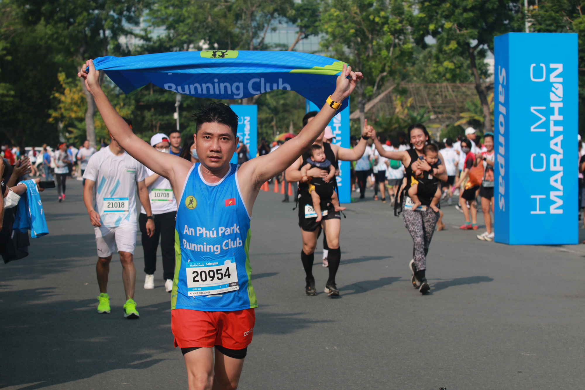 Huy chương mạ vàng cho nhà vô địch HCMC Marathon 2022 - Ảnh 6.