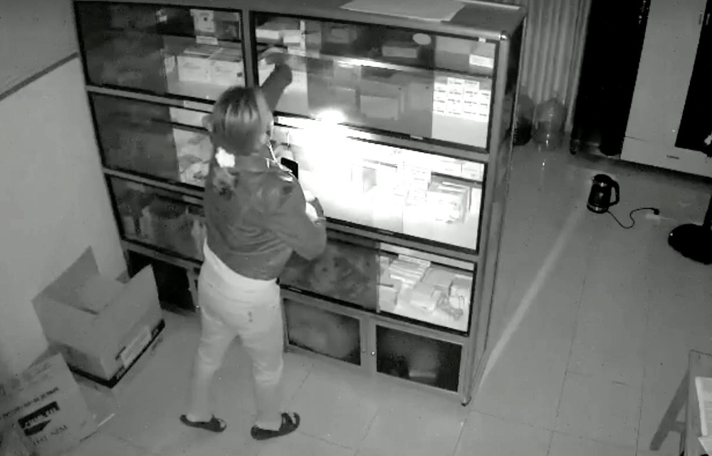 Camera ghi lại hình ảnh Trạm trưởng y tế lén lấy thuốc đem ra ngoài bán - Ảnh 1.