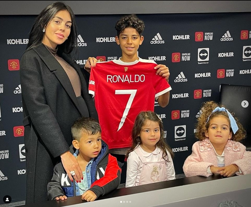 Rashford, Lineker, Usain Bolt chia sẻ với Ronaldo nỗi đau mất con - Ảnh 3. Rashford, Lineker, Usain Bolt chia sẻ với Ronaldo nỗi đau mất con - Ảnh 3.