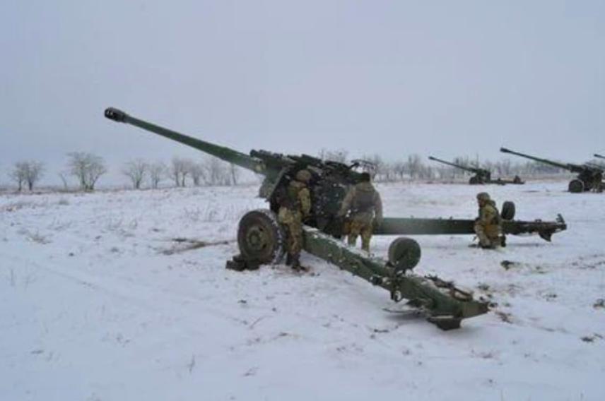 18 howitzers, 200 US armored vehicles have arrived in Ukraine - Photo 2.