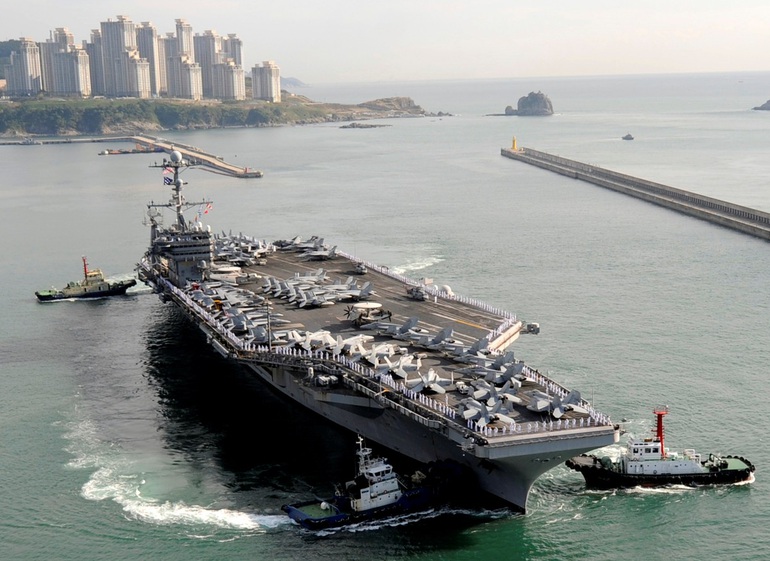 Sailors died consecutively on the US aircraft carrier - Photo 1.
