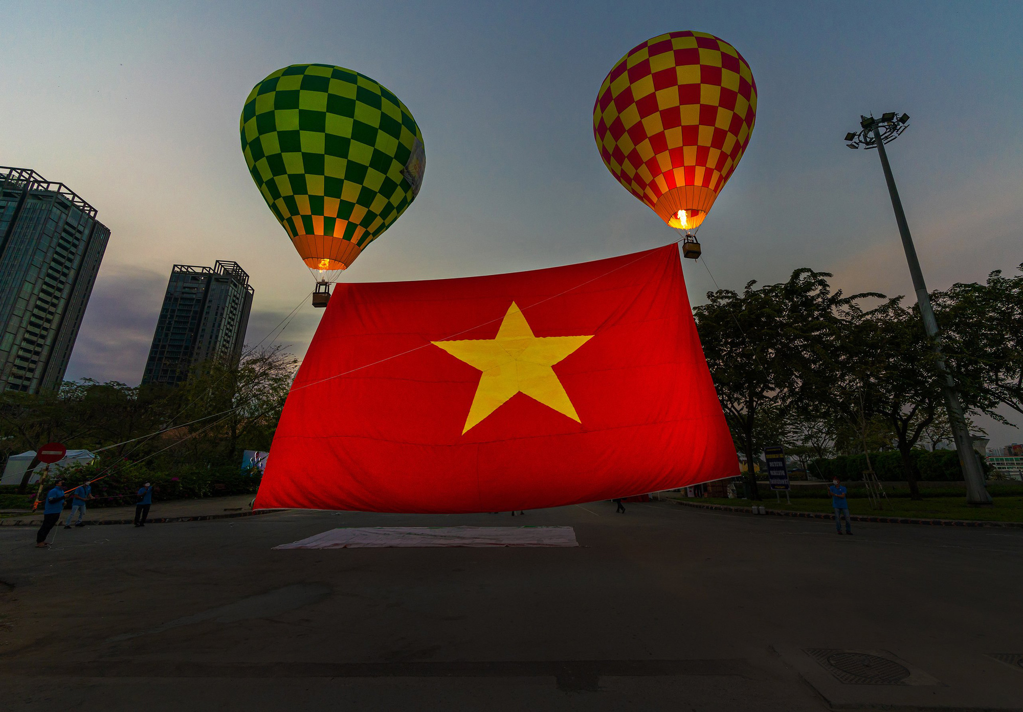 Thiêng liêng cờ Tổ quốc sẽ được tôn vinh trong các hoạt động kỷ niệm Quốc khánh. Hình ảnh của lá cờ đỏ sao vàng sáng chói sẽ tràn ngập trên khắp đất nước. Hãy cùng tôn dự và gìn giữ giá trị văn hóa đại diện cho quốc gia Việt Nam.
