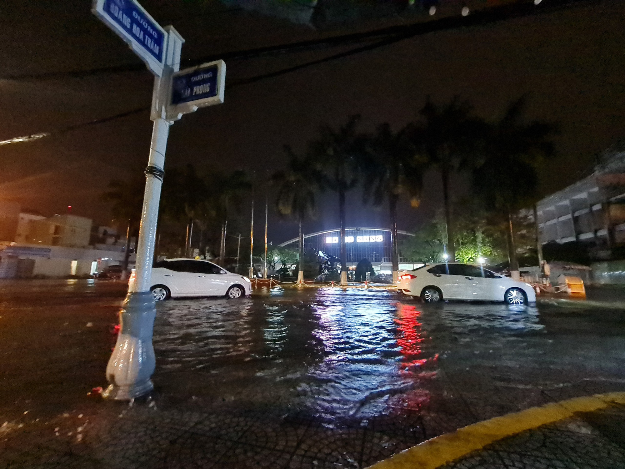 Chùm ảnh: Mưa trái mùa khiến đường phố ngập sâu, du khách lội nước rời ga Đà Nẵng - Ảnh 12.