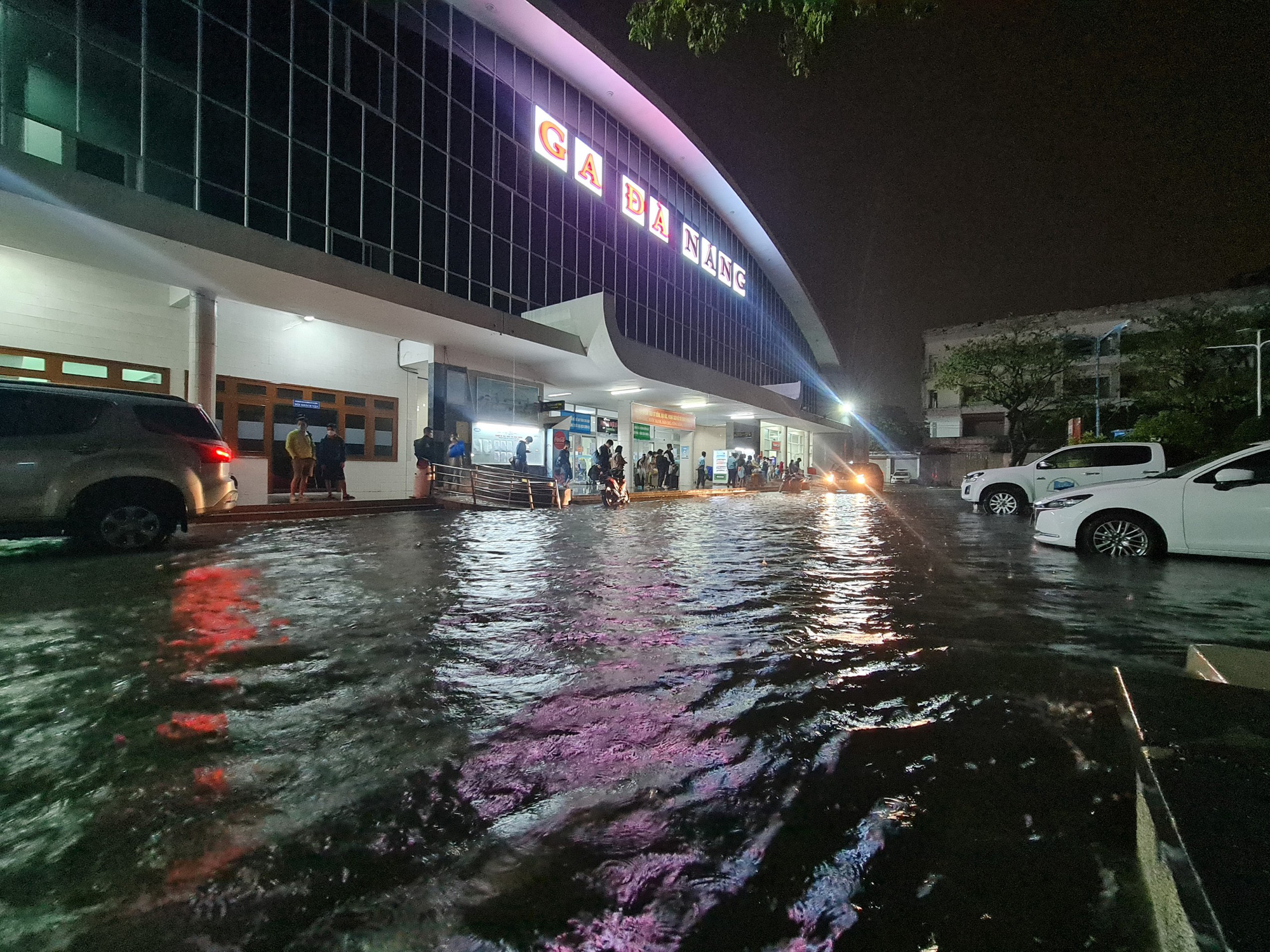Chùm ảnh: Mưa trái mùa khiến đường phố ngập sâu, du khách lội nước rời ga Đà Nẵng - Ảnh 6.