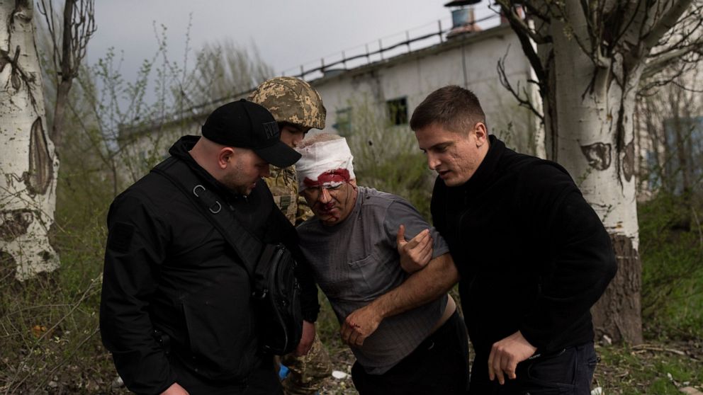 Fighting continues along hundreds of kilometers in eastern Ukraine - Photo 1.