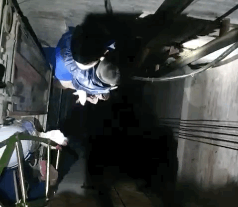 Rơi xuống hố thang máy, bé trai 4 tuổi may mắn thoát chết trong gang tấc - Ảnh 1.