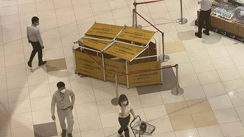 Khách hàng hoảng hốt vì 1 người rơi từ lầu 2 xuống đất ở siêu thị Aeon Mall Bình Dương - Ảnh 1. Khách hàng hoảng hốt vì 1 người rơi từ lầu 2 xuống đất ở siêu thị Aeon Mall Bình Dương - Ảnh 1.