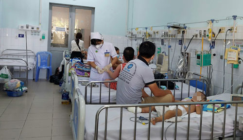 Trẻ nhiễm sốt xuất huyết nặng gia tăng - Báo Người lao động