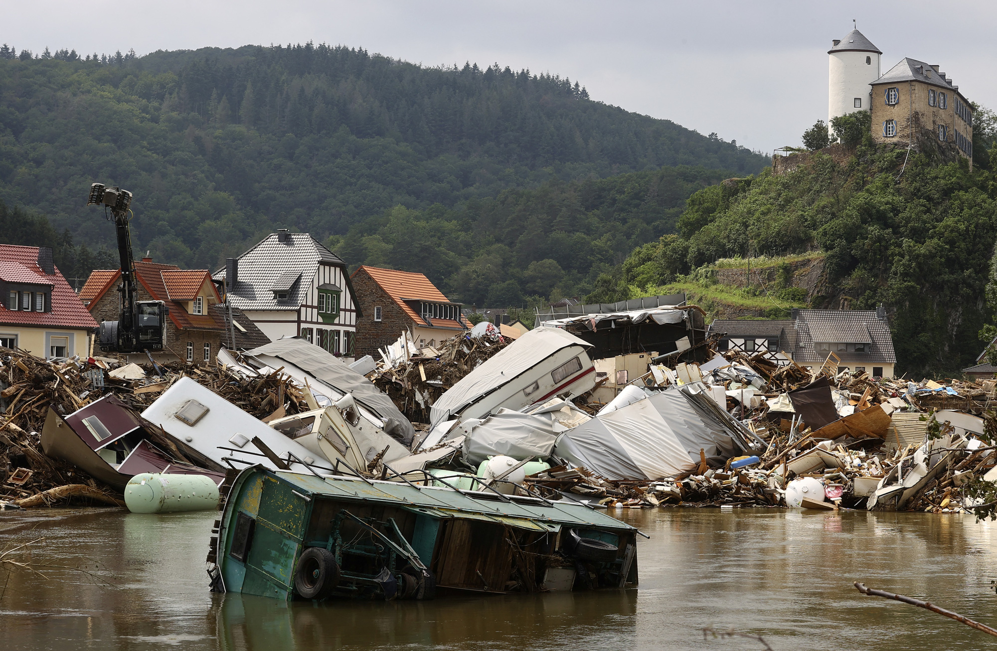 Extreme weather surrounds Europe - Photo 1.