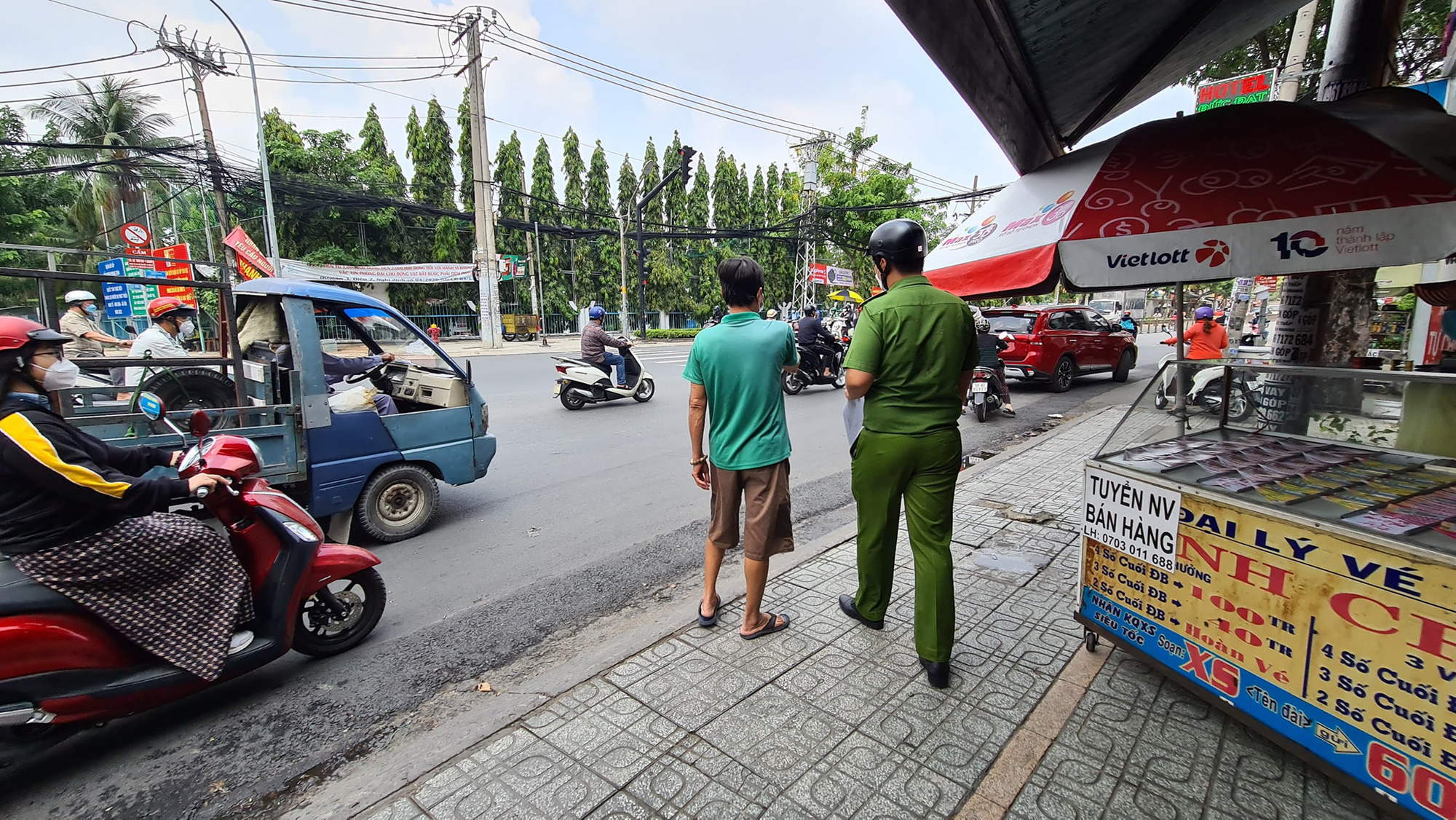 Nam thanh niên bị tấn công gục tại chỗ  sau va chạm giao thông ở TP HM - Ảnh 1.