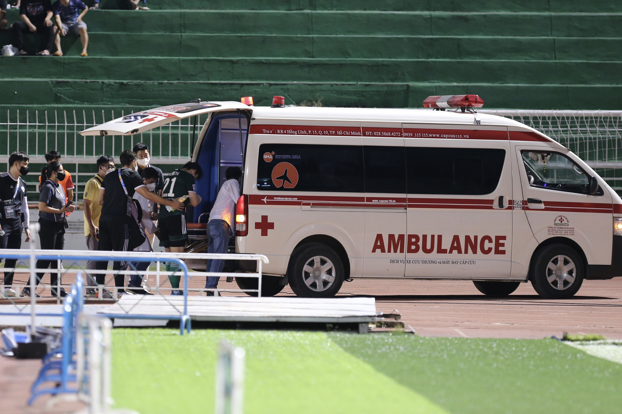 Cầu thủ Hàn Quốc nhập viện cấp cứu sau va chạm với Hồng Duy - Ảnh 7.