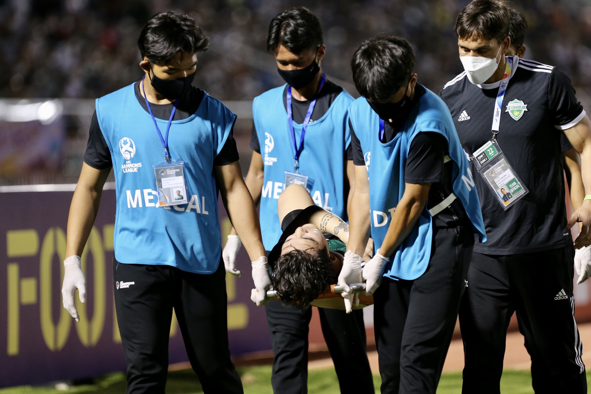 Cầu thủ Hàn Quốc nhập viện cấp cứu sau va chạm với Hồng Duy - Ảnh 4.