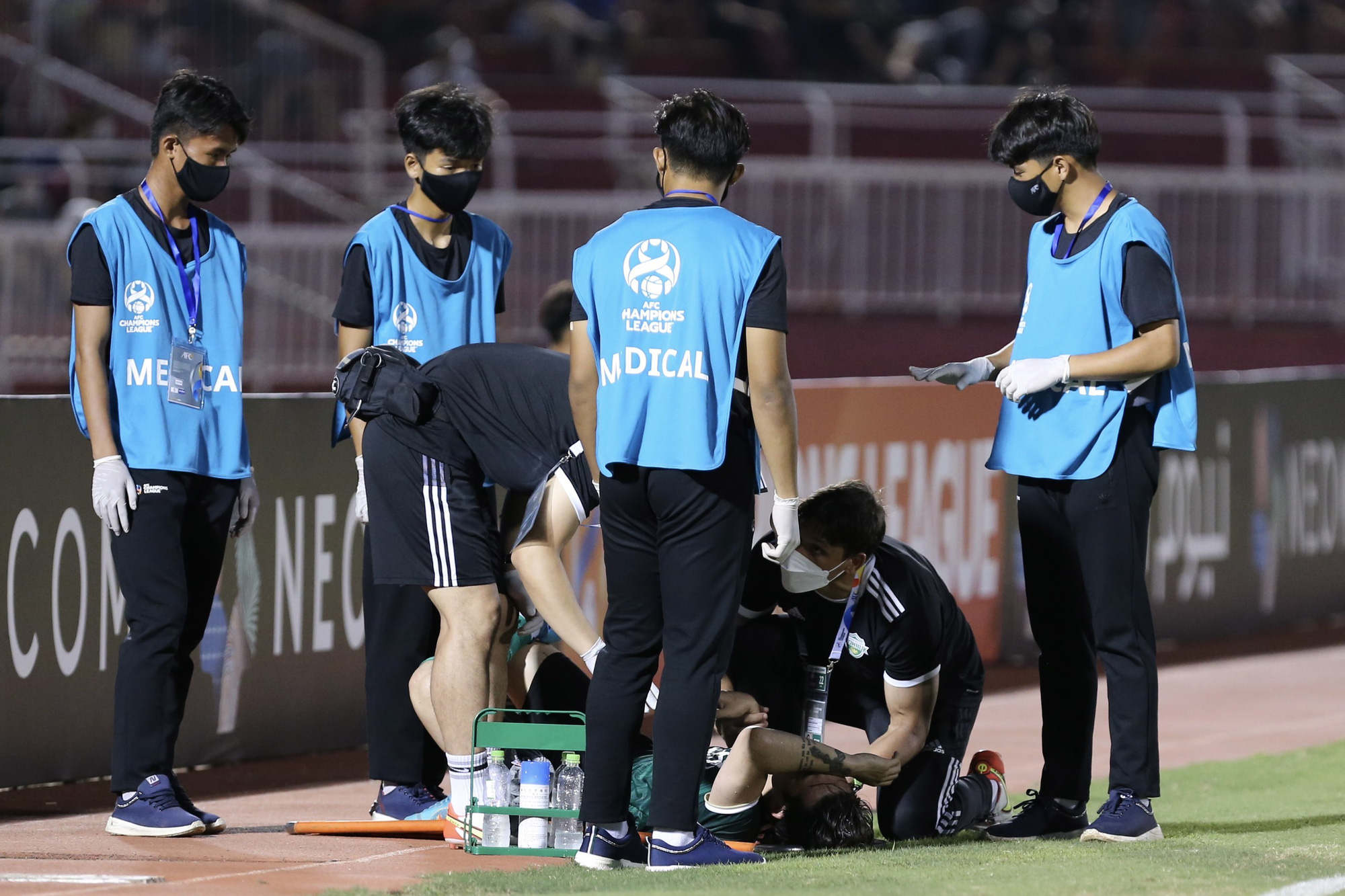 Cầu thủ Hàn Quốc nhập viện cấp cứu sau va chạm với Hồng Duy - Ảnh 5.