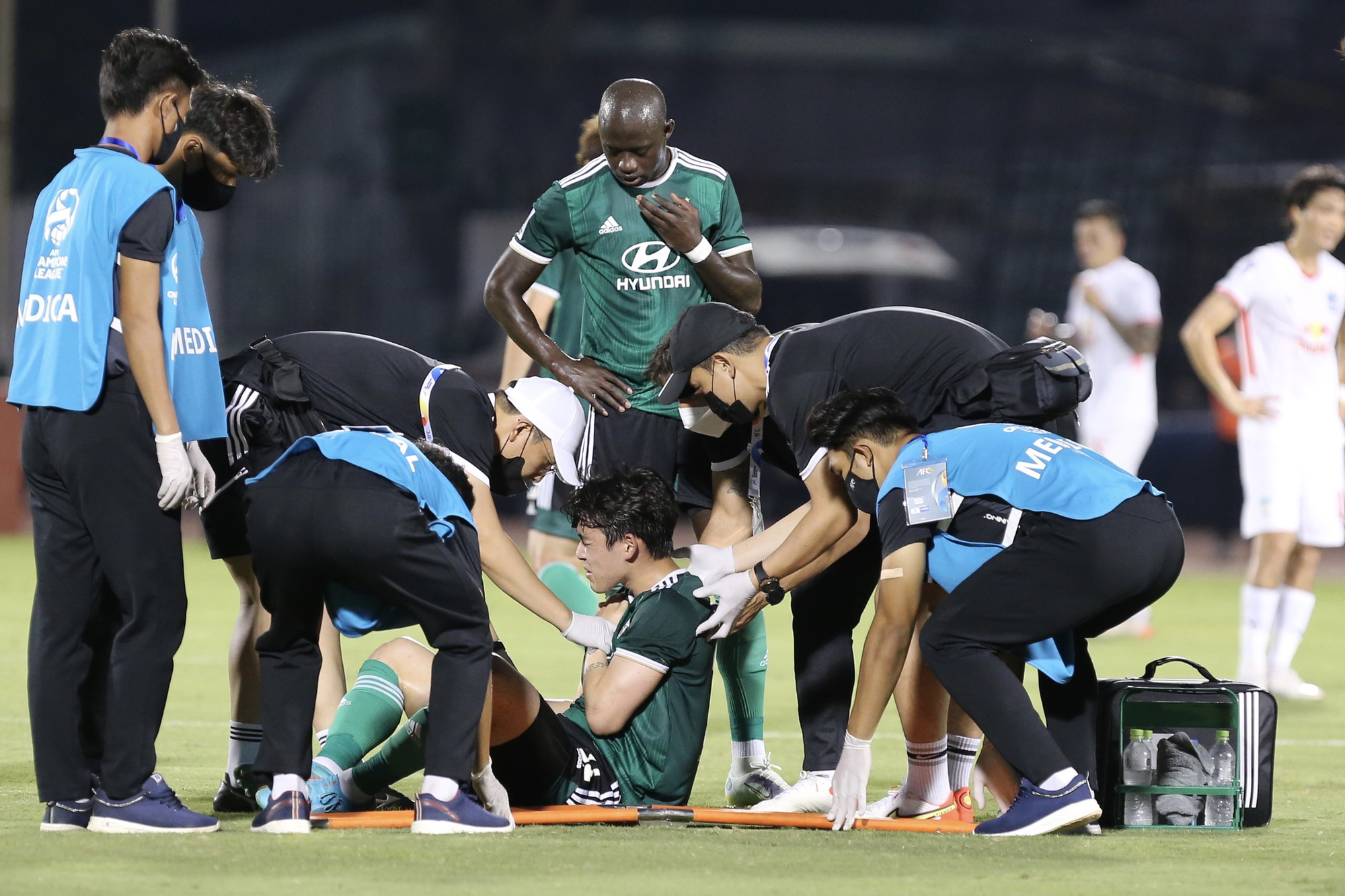 Cầu thủ Hàn Quốc nhập viện cấp cứu sau va chạm với Hồng Duy - Ảnh 2.