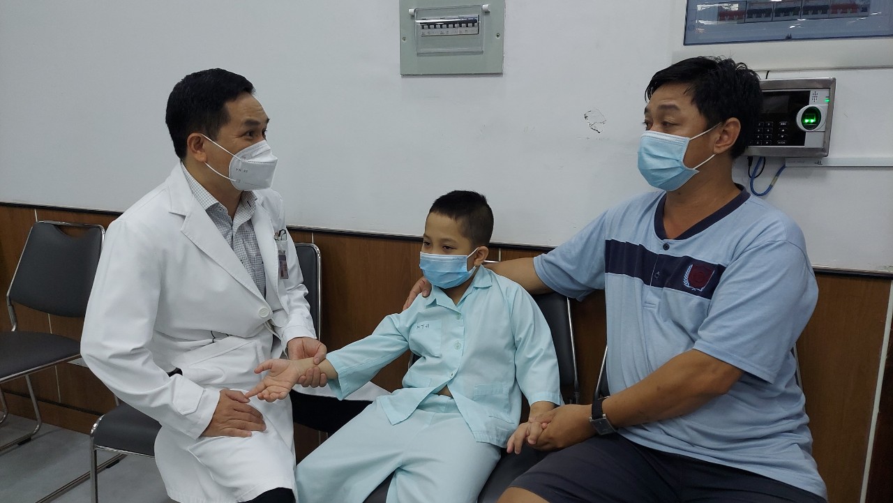 Bác sĩ kịp thời gắp lò xo trong thanh quản bé trai - Ảnh 1. Bác sĩ kịp thời gắp lò xo trong thanh quản bé trai - Ảnh 1.