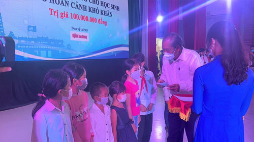 100 suất học bổng tặng học sinh nghèo ở Thừa Thiên - Huế - Ảnh 1.