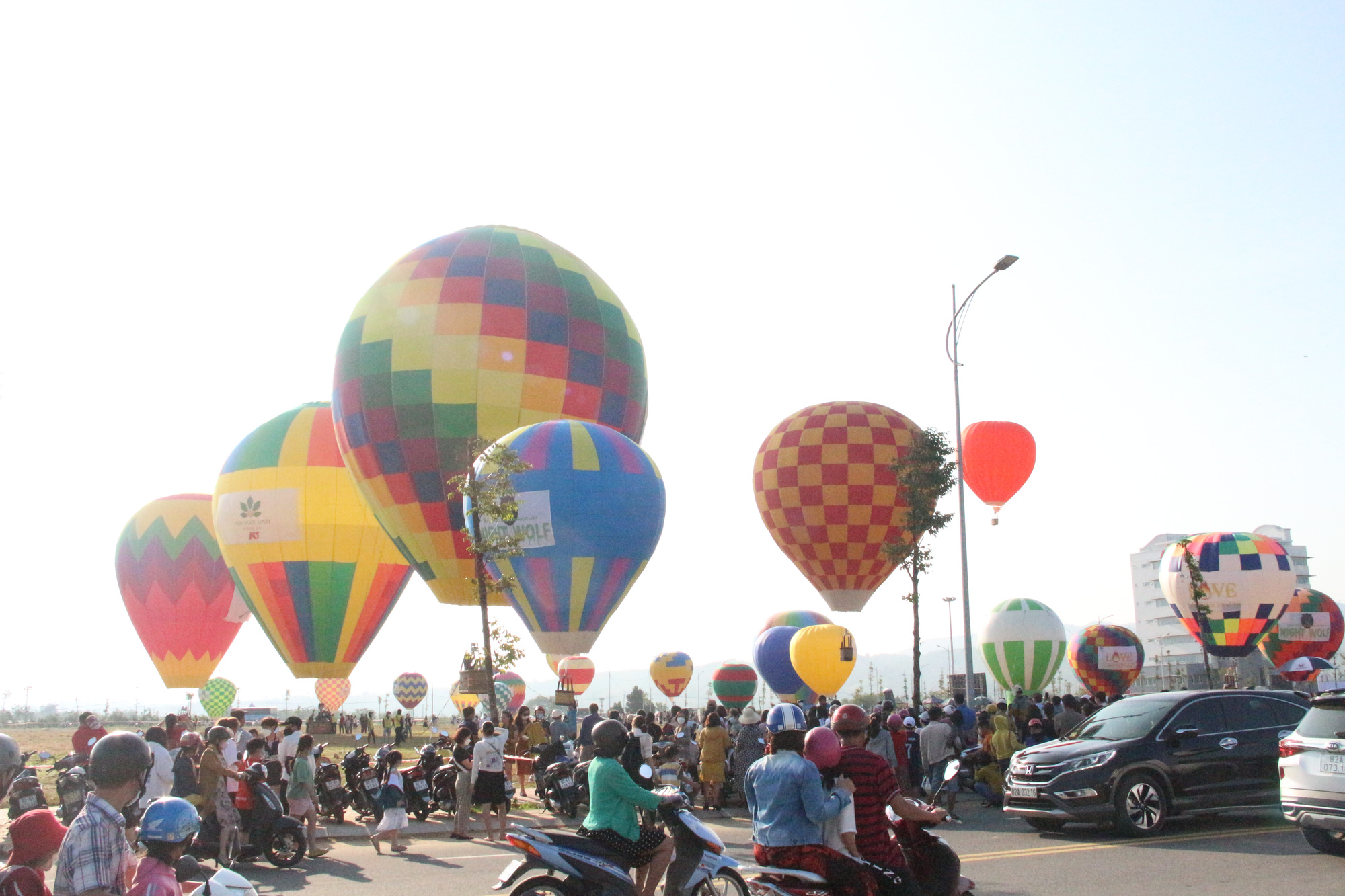 Trải nghiệm tuyệt vời khi bay khinh khí cầu ở Kon Tum - Ảnh 8.