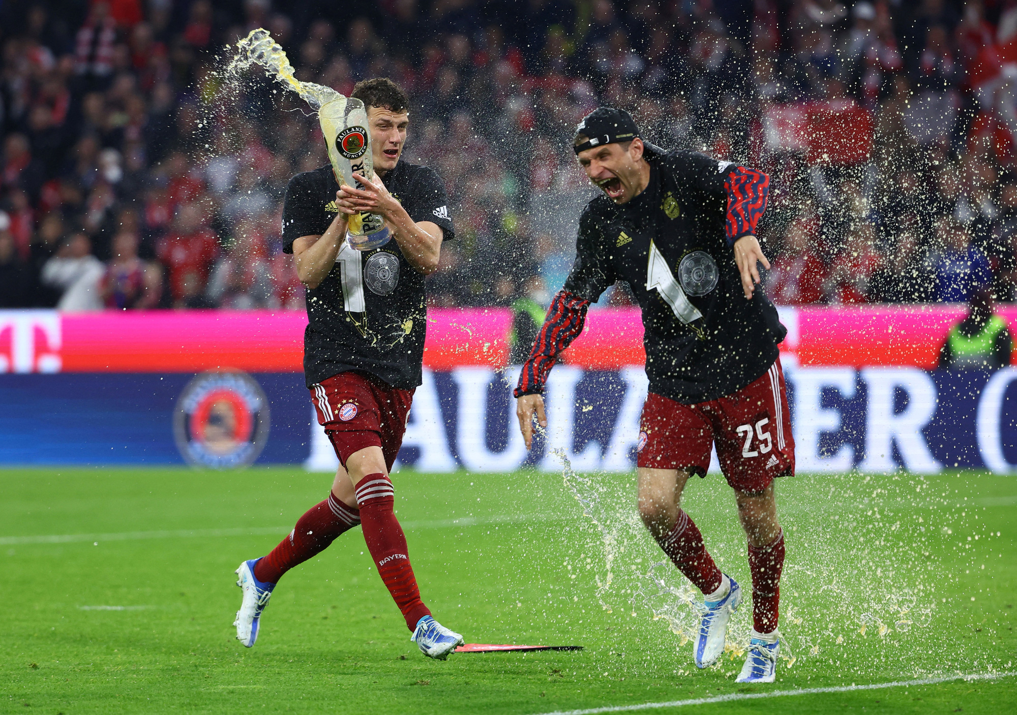 Đánh bại Dortmund, Bayern Munich lần thứ 10 liên tiếp vô địch Bundesliga - Ảnh 4. Đánh bại Dortmund, Bayern Munich lần thứ 10 liên tiếp vô địch Bundesliga - Ảnh 4.