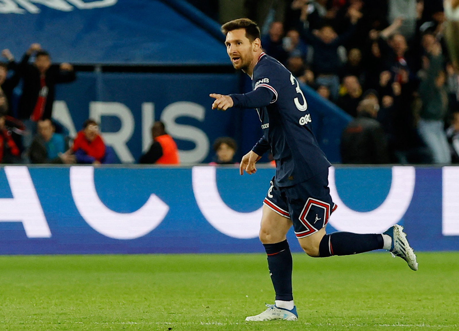 Người hâm mộ tranh luận về vị thế của ngôi sao PSG - Messi tại Ligue 1 sau những tiếng la hét trong trận hòa Lens