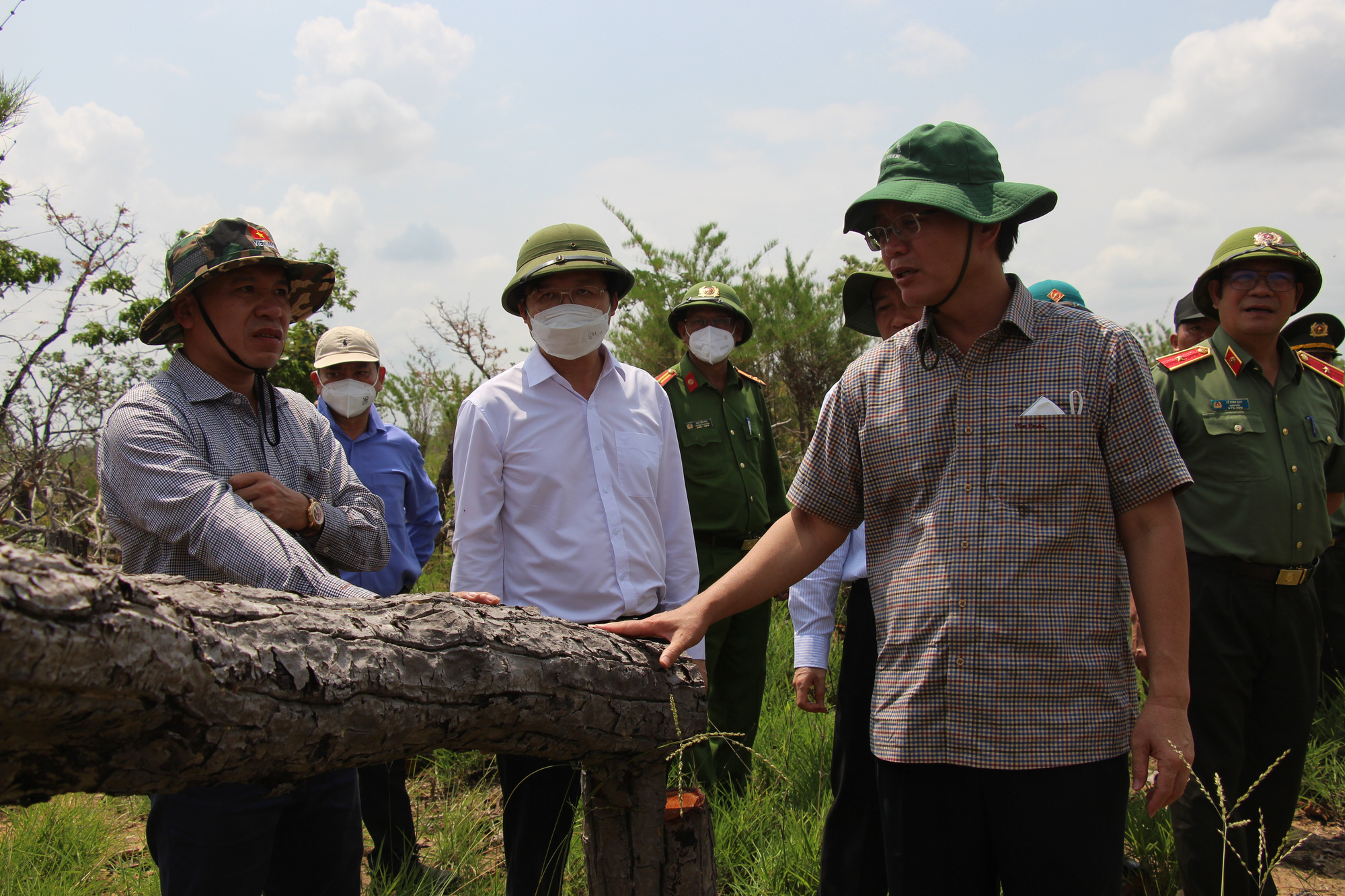 Bí thư, chủ tịch tỉnh Đắk Lắk kiểm tra hiện trường vụ phá rừng gây xôn xao dư luận - Ảnh 2.