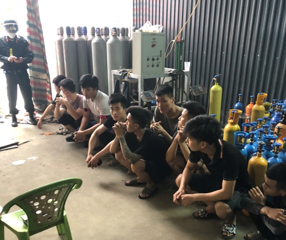 Thu giữ hàng ngàn bình khí cười phục vụ quán bar, karaoke - Ảnh 3. Thu giữ hàng ngàn bình khí cười phục vụ quán bar, karaoke - Ảnh 3.