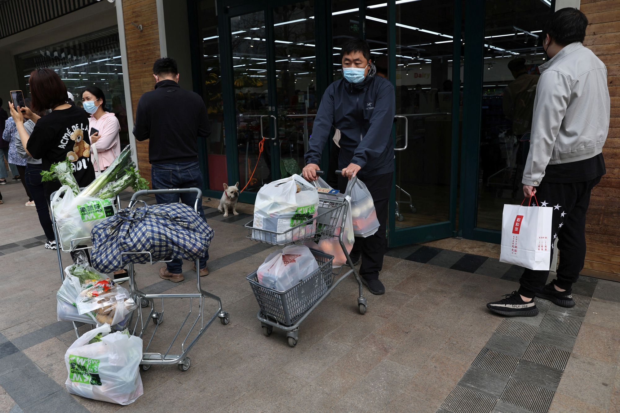Cận cảnh mua sắm hoảng loạn “chưa từng thấy” ở Bắc Kinh - Ảnh 8.