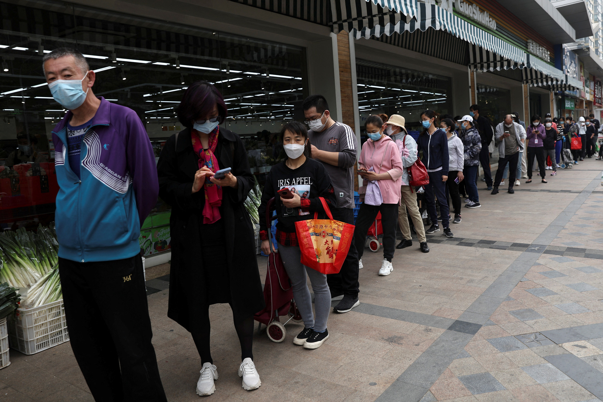 Cận cảnh mua sắm hoảng loạn “chưa từng thấy” ở Bắc Kinh - Ảnh 10.