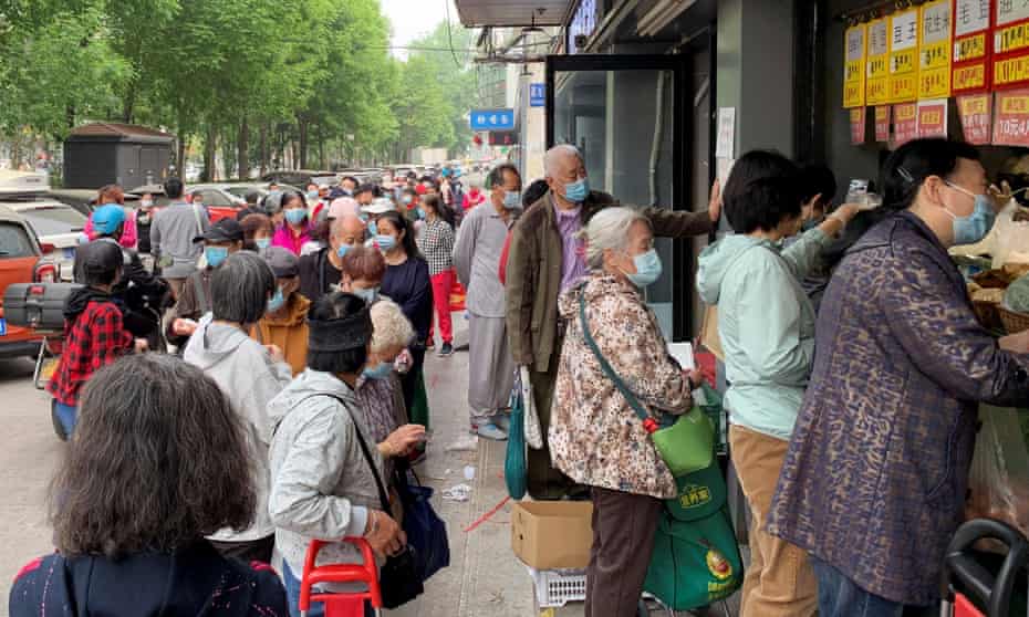Cận cảnh mua sắm hoảng loạn “chưa từng thấy” ở Bắc Kinh - Ảnh 1.