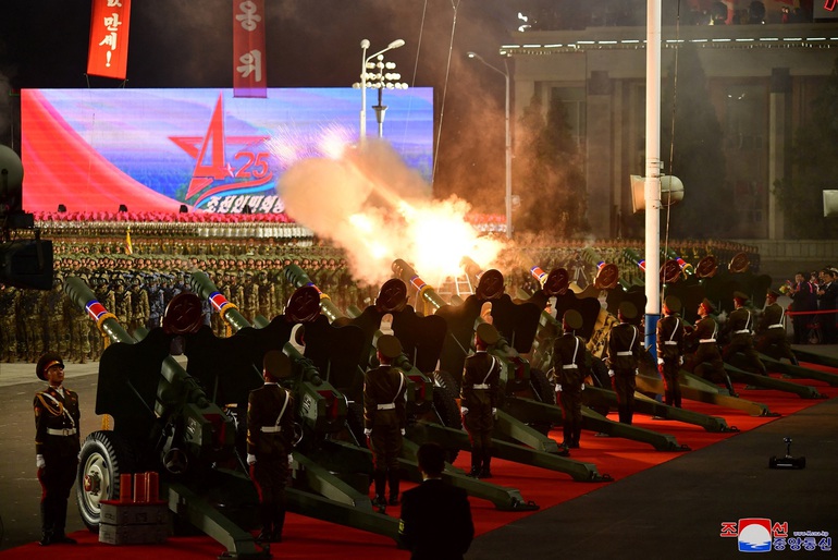 Vũ khí “khủng” lộ diện trong đêm ở Triều Tiên - Ảnh 1.