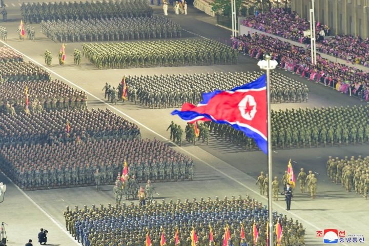 Vũ khí “khủng” lộ diện trong đêm ở Triều Tiên - Ảnh 2.