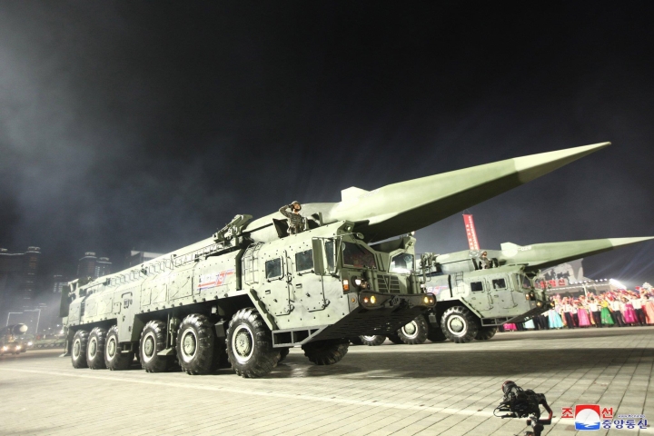 Vũ khí “khủng” lộ diện trong đêm ở Triều Tiên - Ảnh 7.