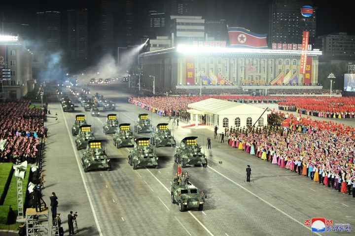 Vũ khí “khủng” lộ diện trong đêm ở Triều Tiên - Ảnh 8.