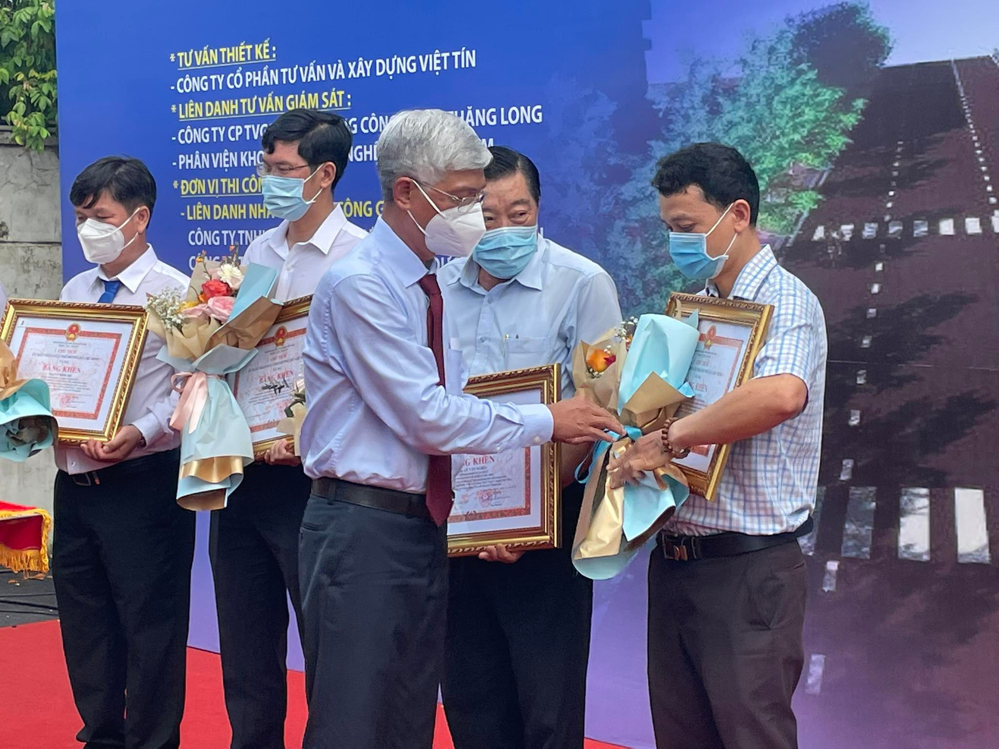 Đến đường Đặng Thúc Vịnh, ông Võ Văn Hoan cảm ơn người dân nhường mặt bằng - Ảnh 2. Đến đường Đặng Thúc Vịnh, ông Võ Văn Hoan cảm ơn người dân nhường mặt bằng - Ảnh 2.