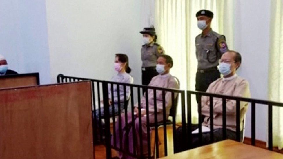 Suu Kyi received her first prison sentence for corruption charges - Photo 1.