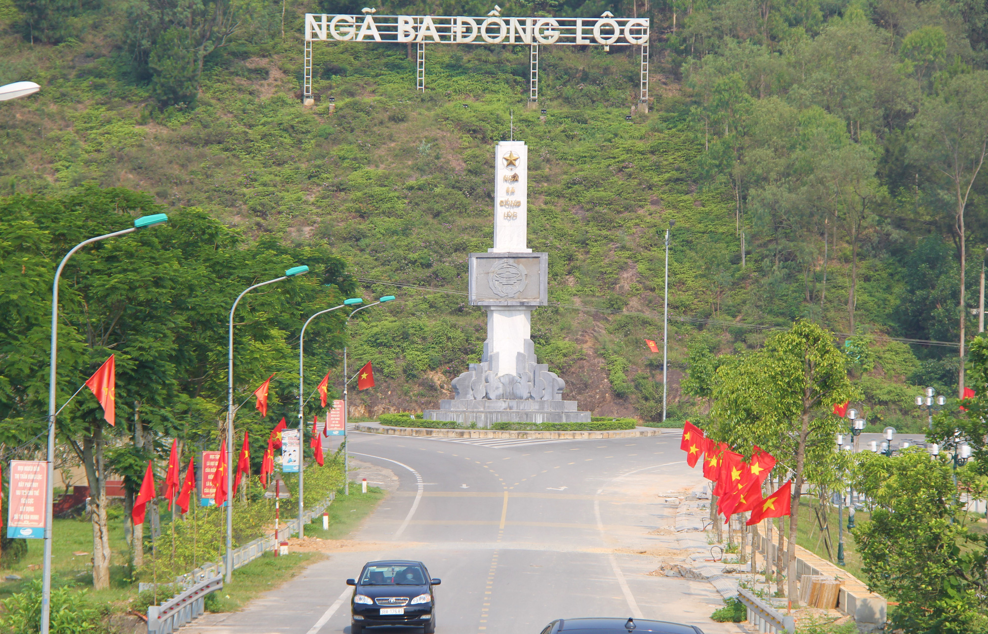 Rợp bóng cờ tại Đường cờ Tổ quốc Khu di tích Ngã ba Đồng Lộc - Ảnh 3.