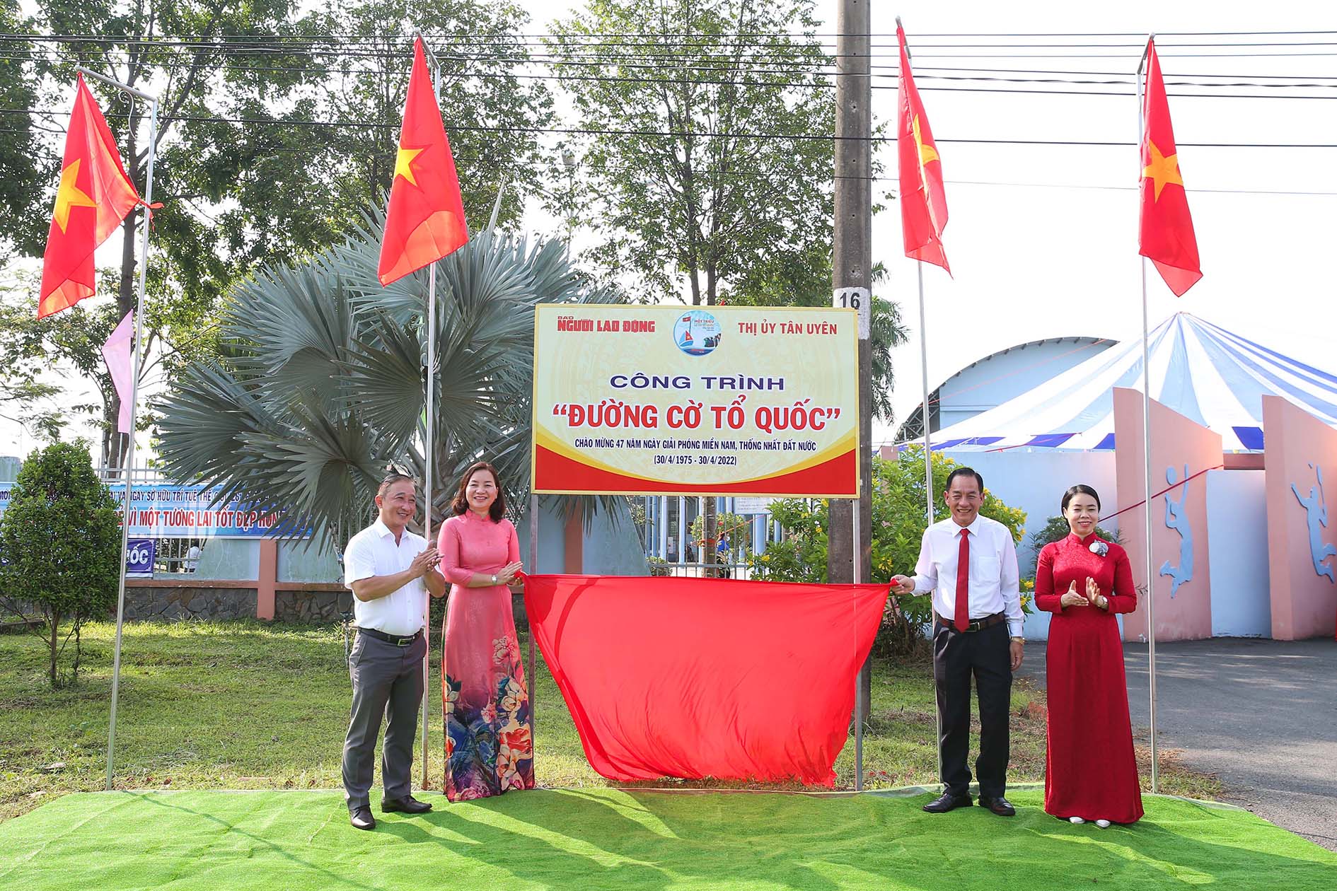 Cờ đảng tổ quốc là biểu tượng toàn quyền của đất nước và đảng CSVN. Đây là cờ mỹ phẩm với sắc đỏ đậm kết hợp cùng sao vàng bốn cánh giữa nền cờ màu đỏ hình tam giác. Khi cờ đảng tổ quốc bay trong gió, nó thể hiện sự đoàn kết và sức mạnh của toàn dân tộc Việt Nam.