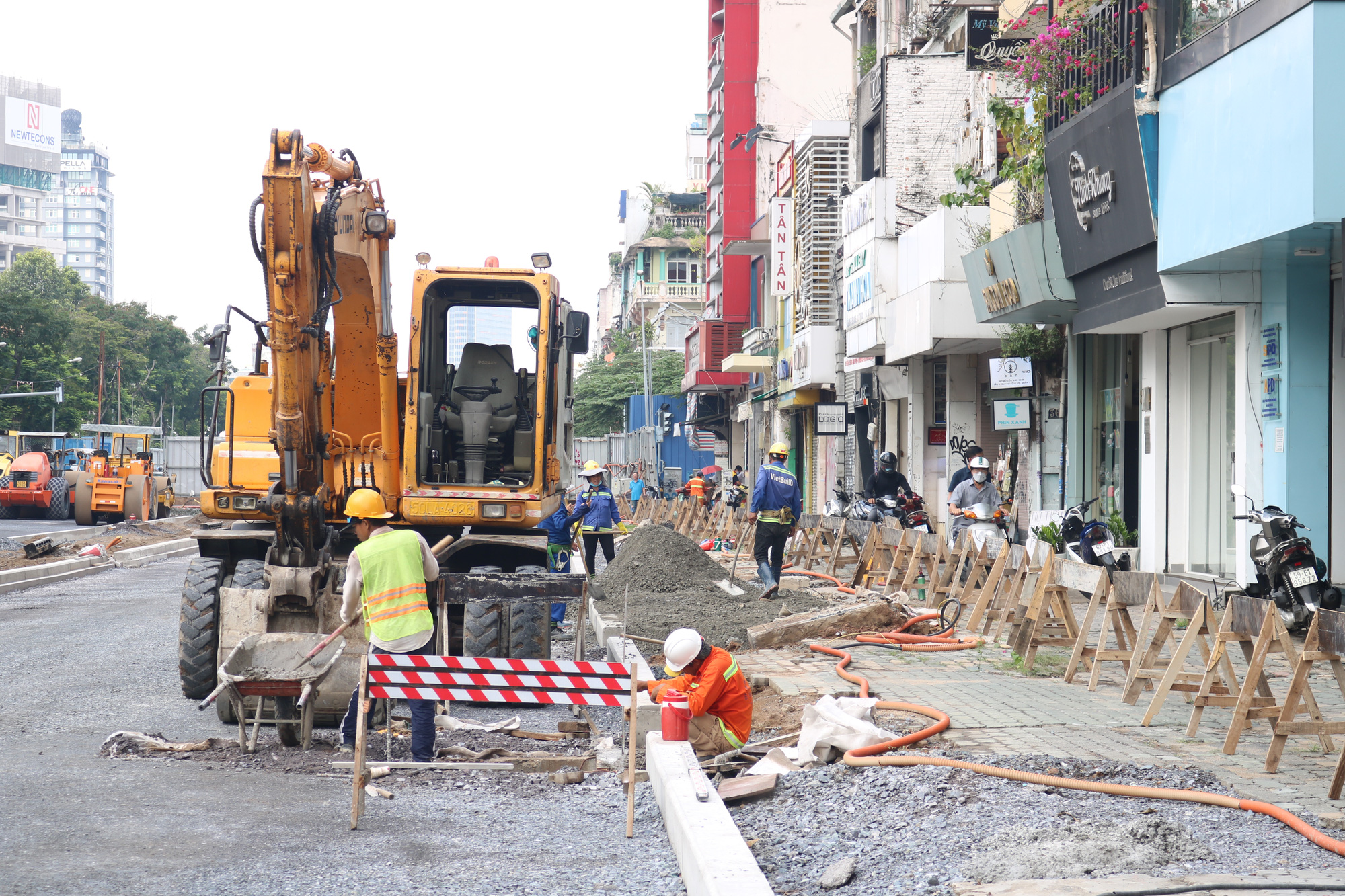 Cận cảnh đoạn đường Lê Lợi được tái lập sau nhiều năm rào chắn - Ảnh 5.